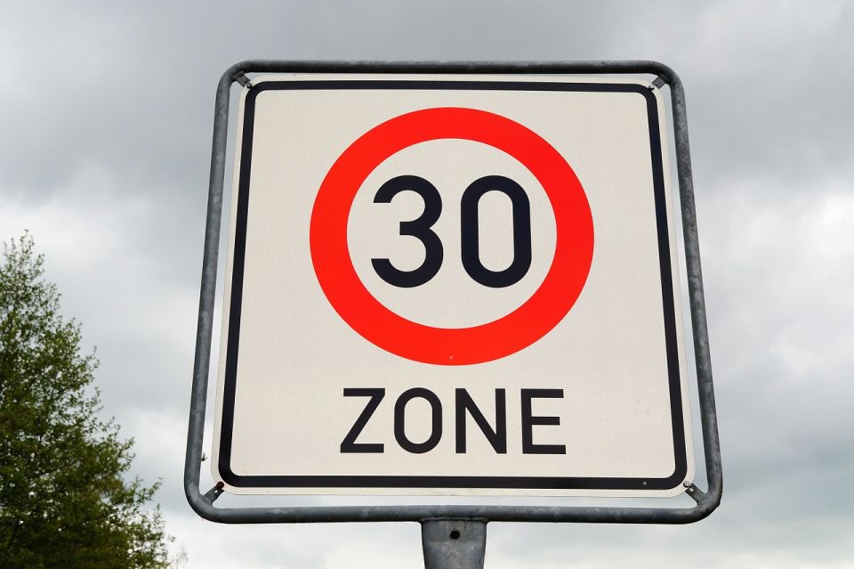 Eine nächtliche Tempo-30-Zone: Der richtige Ansatz für die Alexanderstraße? Eine nächtliche Tempo-30-Zone: Der richtige Ansatz für die Alexanderstraße?