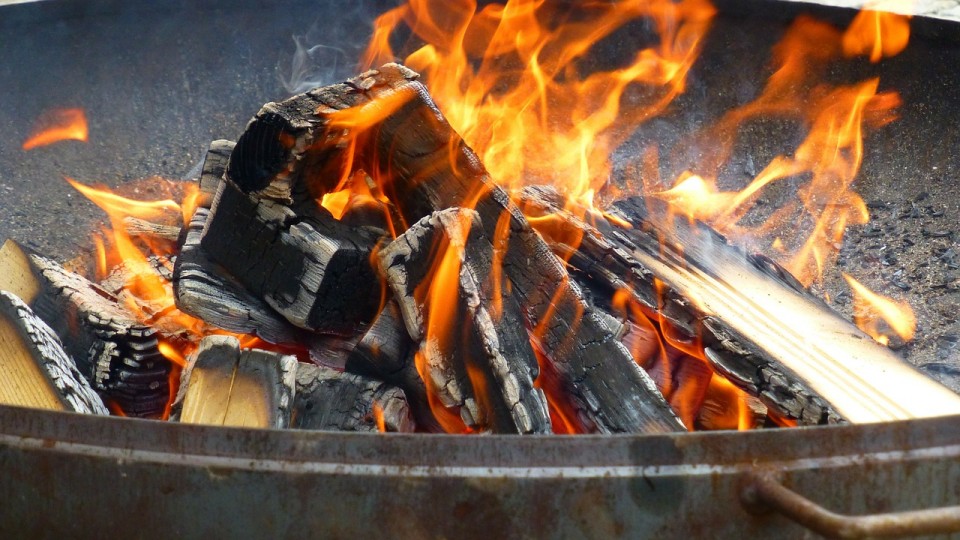 Am falschen Ort kann das Grillvergnügen schnell zur Umweltbelastung werden. Deshalb sollte im Bezirk nur an geeigneten Orten gegrillt werden. Am falschen Ort kann das Grillvergnügen schnell zur Umweltbelastung werden. Deshalb sollte im Bezirk nur an geeigneten Orten gegrillt werden.