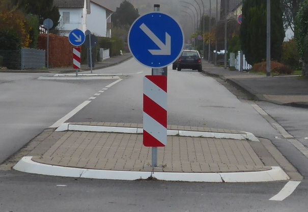 Eine Mittelinsel kann insbesondere für Senioren den Verkehr sicherer machen ¹ Eine Mittelinsel kann insbesondere für Senioren den Verkehr sicherer machen ¹