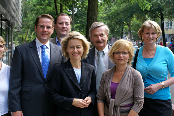 Besuch von Bundesfamilienministerin Ursula von der Leyen im Mehrgenerationenhaus des SOS-Kinderdorf Moabit Besuch von Bundesfamilienministerin Ursula von der Leyen im Mehrgenerationenhaus des SOS-Kinderdorf Moabit